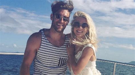 Julianne Hough Poses Topless On Honeymoon, ‘Birthday Girl In。